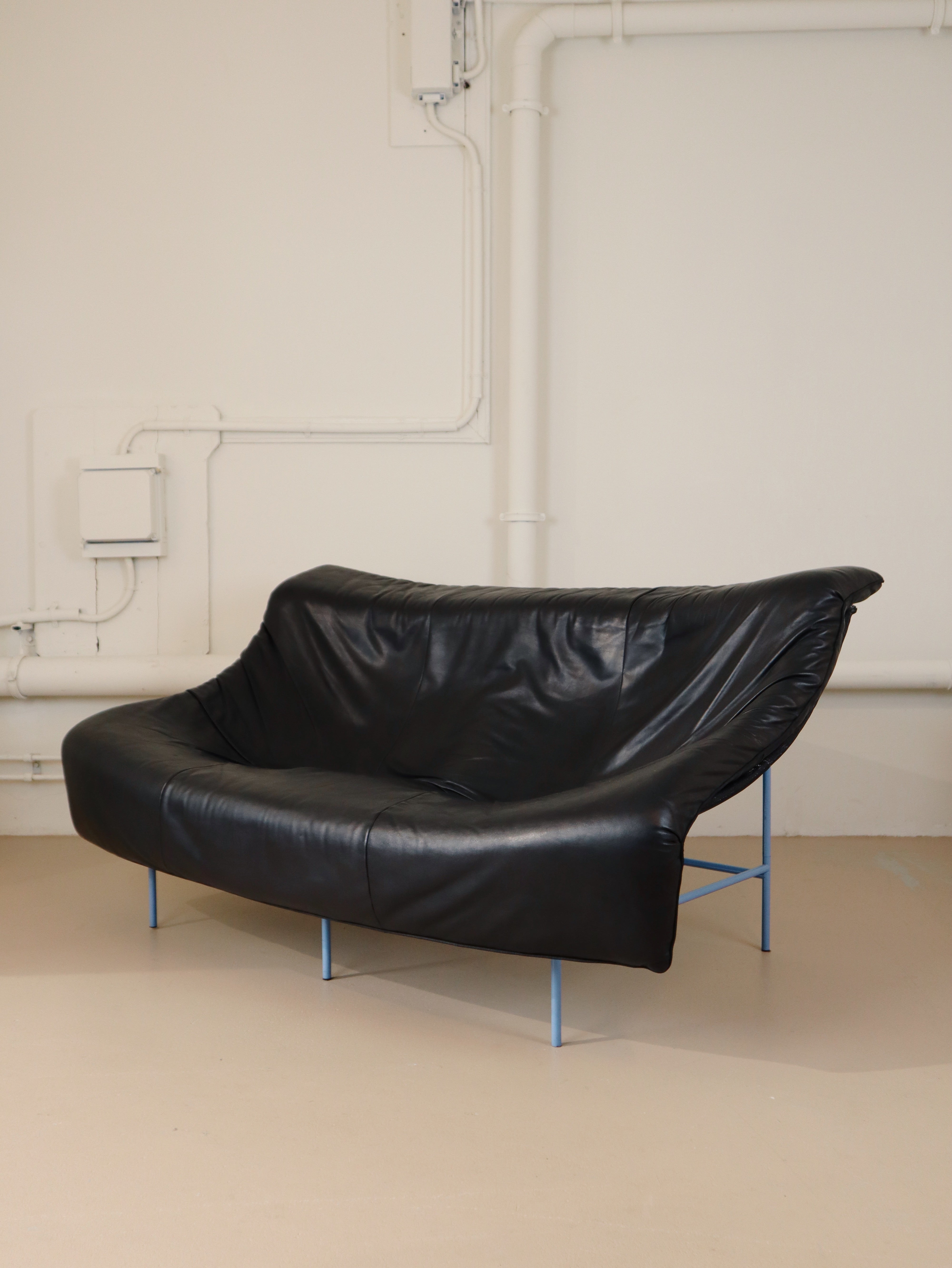 VINTAGE BLACK LEATHER 