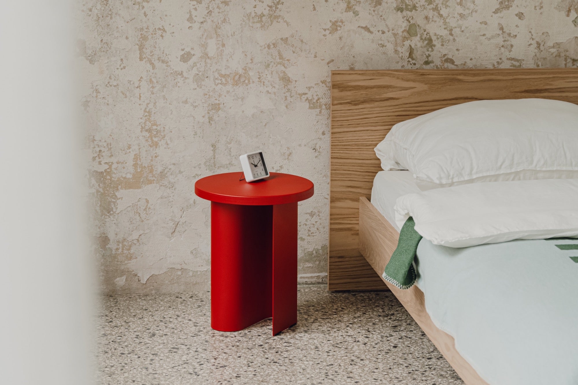 fussypeople-contemporarydesign-sato-sidetable-nooma-tomatored-4